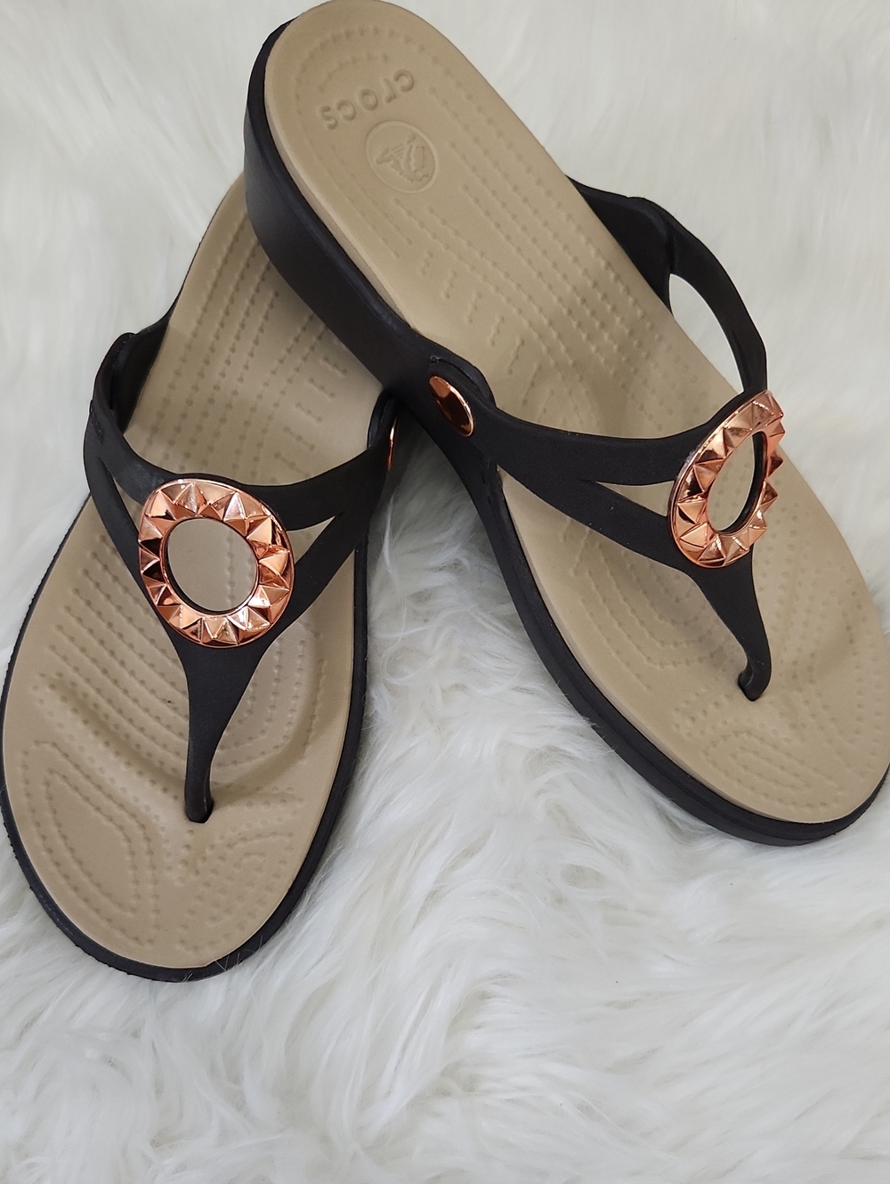 NWOT. Sanrah Beveled Circle Wedge Flip Flop Sandals Brown & Rose Gold Sz.6